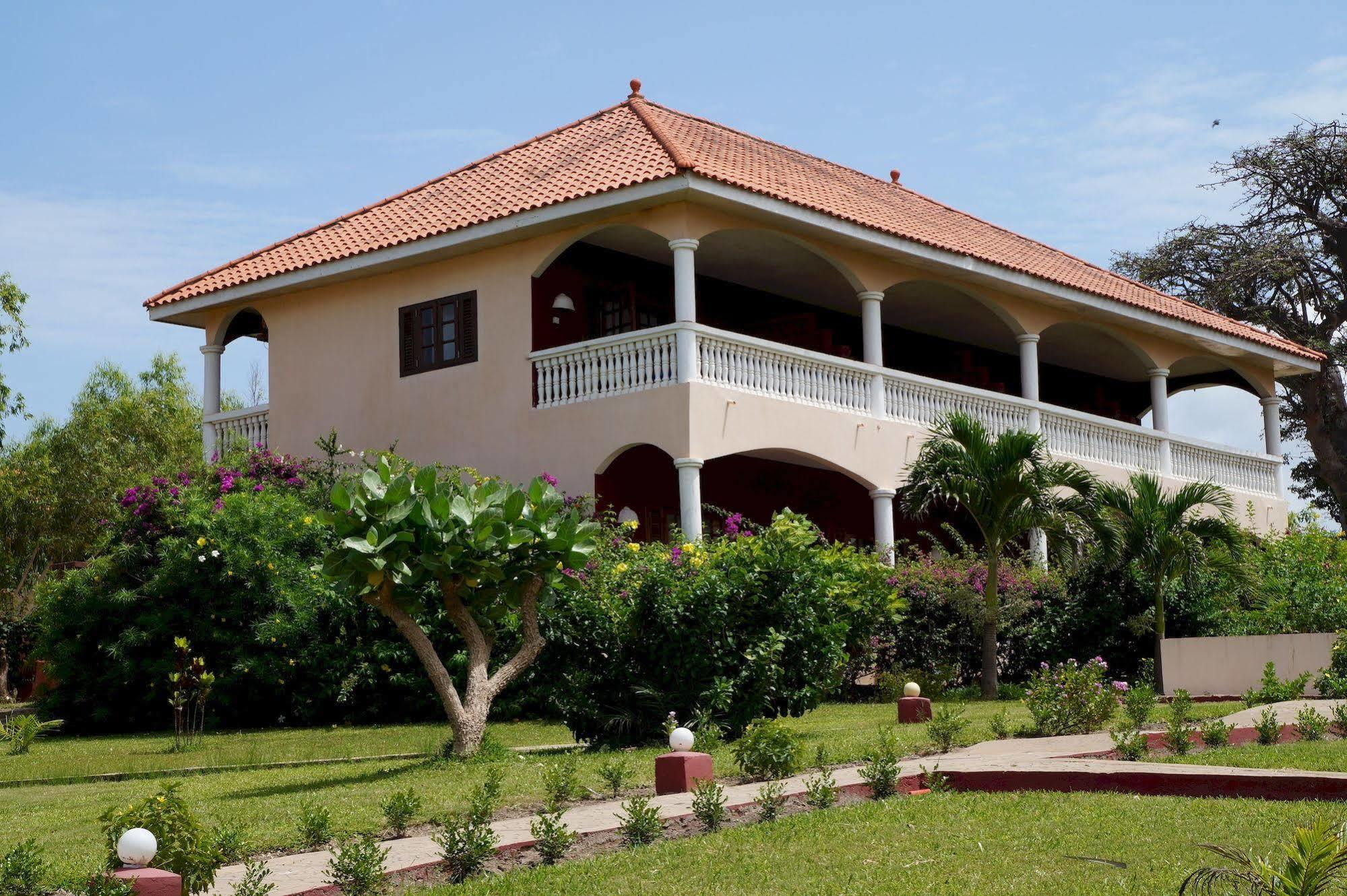 Lemon Creek Hotel Resort Bijilo Exterior photo